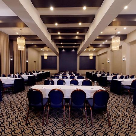 Отель Hilton Мистик Экстерьер фото